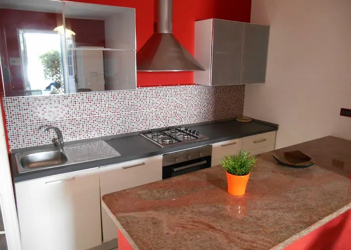 Dei Pini, Con Giardino, Al Mare Di Baia *